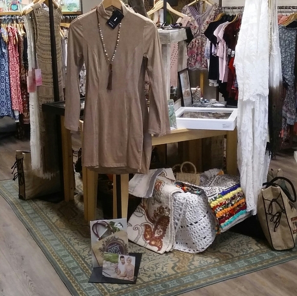 NWT SUEDE DRESS SIZE MEDIUM WITH BACK CUT OUT - Picture 11 of 11